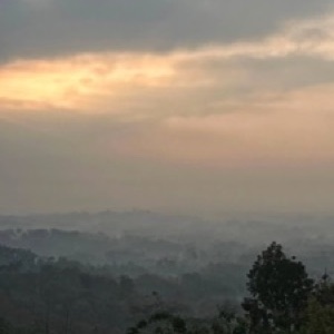 Depuis Yogyakarta, au centre de l'île de Java, on trouve à proximité le temple bouddhique de Borobudur, à l'ouest, et le temple hindouiste de Prambanan, à l'est..#Indonesia #temple #borobudur